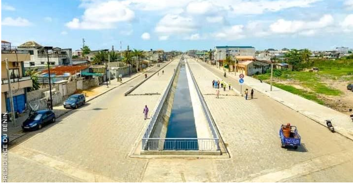 Béninois utilisant une route asphaltée