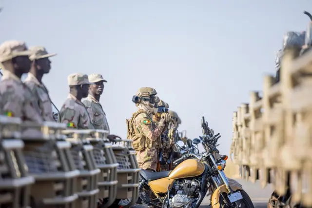 Soldats de la Force unifiée de l’AES en opération avec des engins militaires sur le terrain.