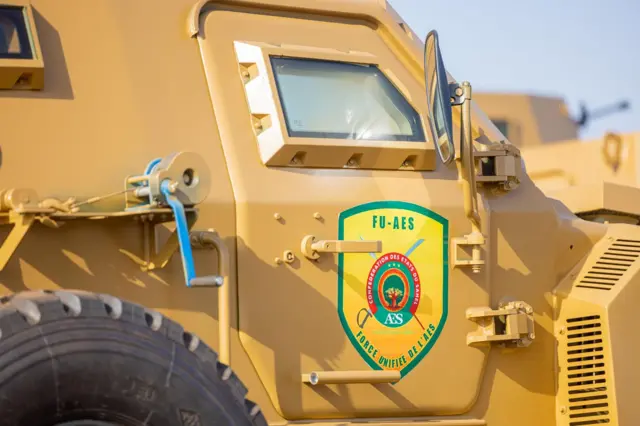 Un véhicule militaire jaune portant l’inscription 'FU-AES', symbole de la Force unifiée de l’Alliance des États du Sahel.