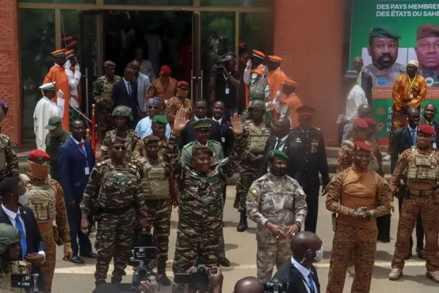 Les dirigeants de la Confédération des États du Sahel (AES) : le général Abdourahamane Tiani (Niger), Assimi Goïta (Mali) et Ibrahim Traoré (Burkina Faso) lors du sommet de Niamey en juillet 2024.