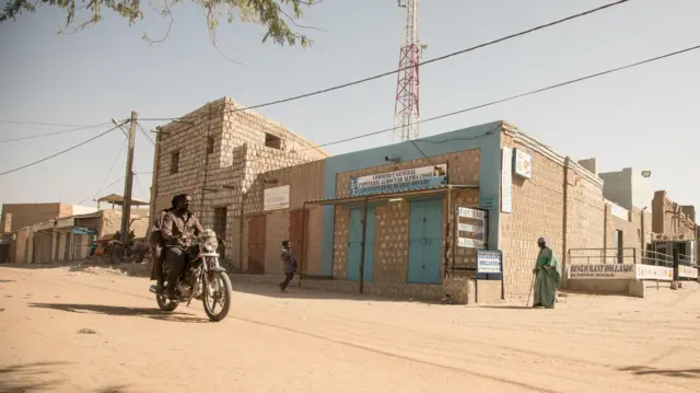 Route poussiéreuse à Tombouctou, symbole des défis sécuritaires au Sahel