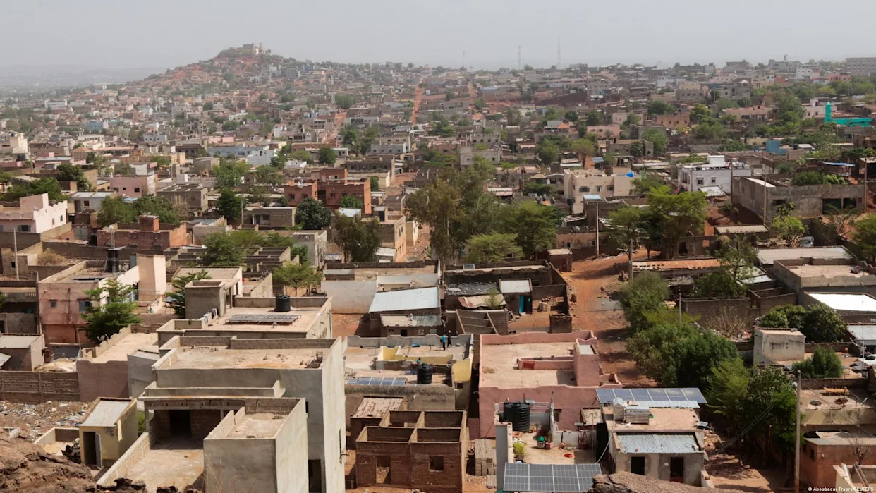 Camions incendiés sur une route bloquée au Mali