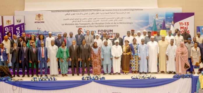 Vue aérienne de la salle de conférence lors du forum tripartite à N’Djamena