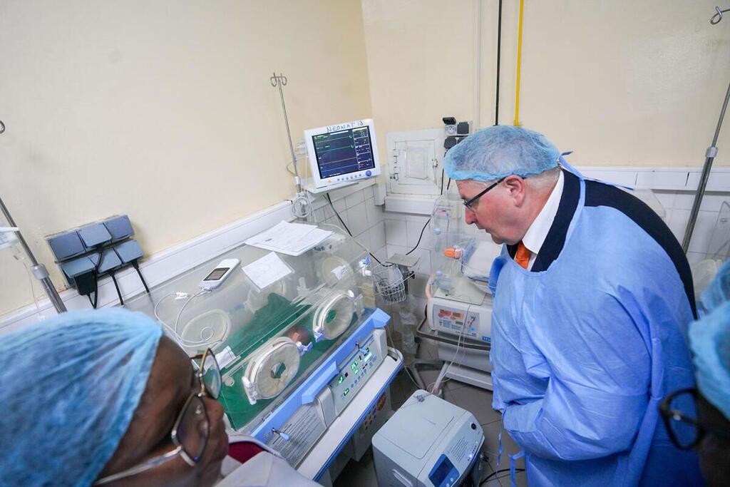 Un responsable de l'UNFPA examine un incubateur dans une maternité tchadienne, mettant en lumière les défis de la santé maternelle