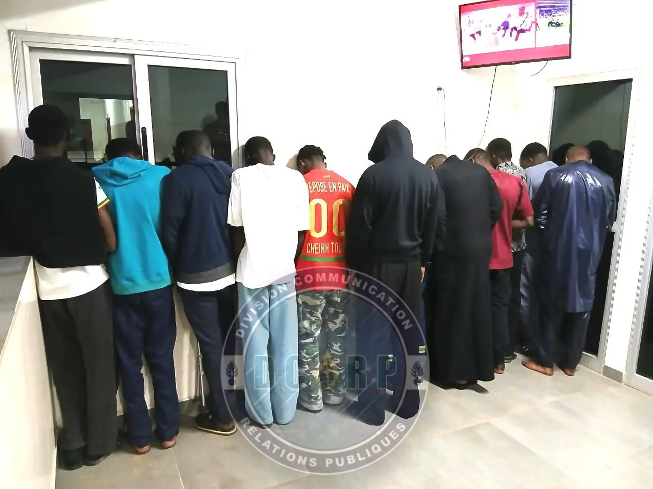 Groupe de personnes discutant de l'homosexualité au Sénégal, thème central du débat