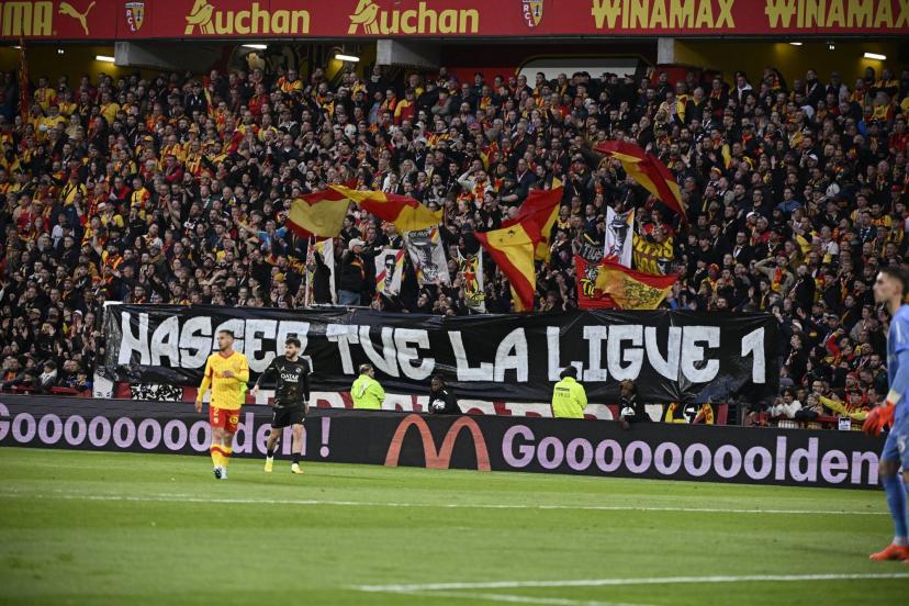 La banderole déployée par les supporters de Lens.