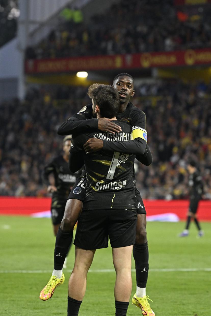 La joie partagée d'Ousmane Dembélé, passeur, et Khvitcha Kvaratskhelia, buteur, lors de la victoire du PSG à Lens