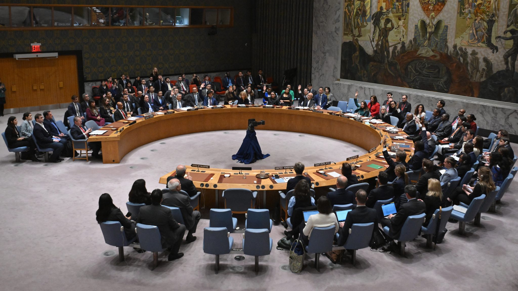 Salle de réunion du Conseil de sécurité de l'ONU à New York avec drapeaux des États membres