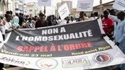 Des manifestants brandissent une pancarte avec l’inscription 'non à l’homosexualité' lors d’une manifestation à Dakar en mai 2025