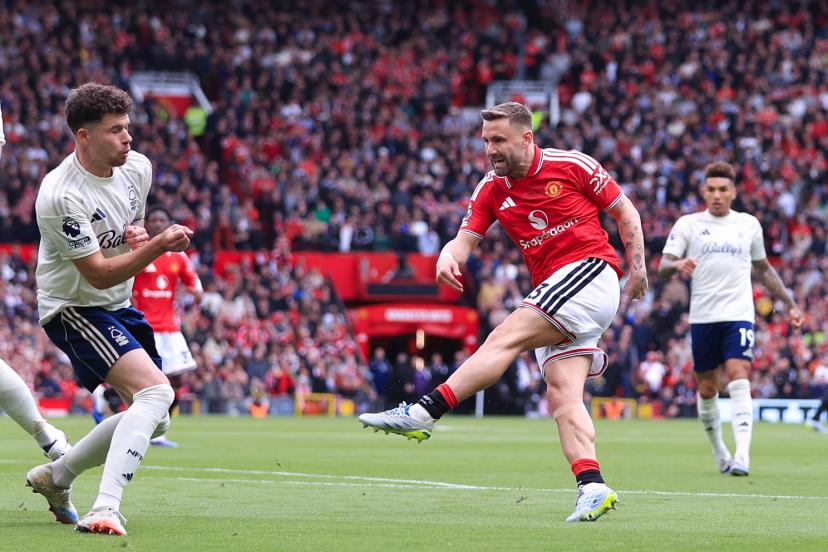 Luke shaw marque d'une superbe demi-volée pour Manchester united