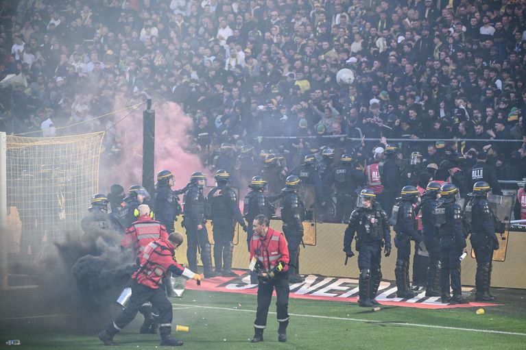 Des supporters nantais regagnent leur tribune sous bonne escorte policière, malgré quelques échauffourées résiduelles