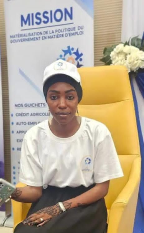 Zenaba Adoum Oudah, entrepreneure tchadienne devant un champ agricole