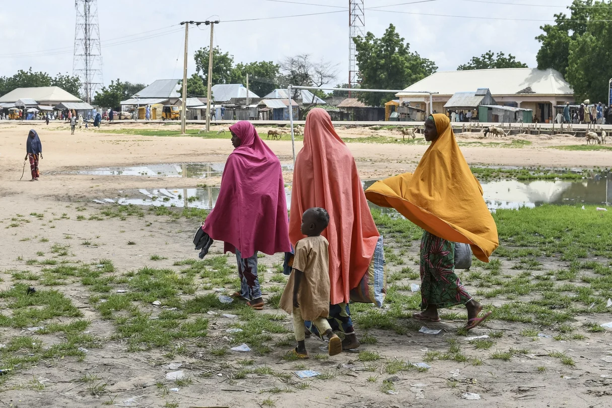 Des survivants et des proches des victimes d'une attaque présumée de Boko Haram se recueillent à Babban Gide après une attaque meurtrière dans l'État de Yobe