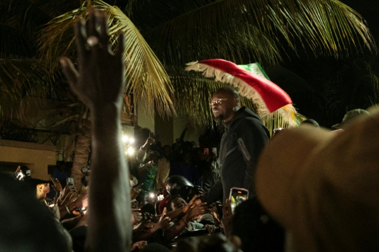 Ousmane Sonko acclamé par ses partisans à Dakar