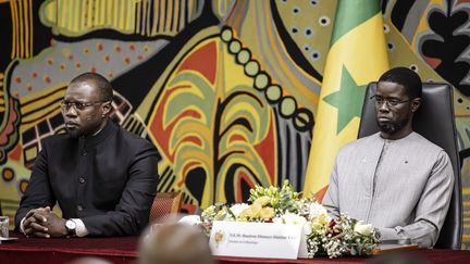 Ousmane Sonko et Bassirou Diomaye Faye lors d'une cérémonie au palais présidentiel de Dakar en octobre 2025