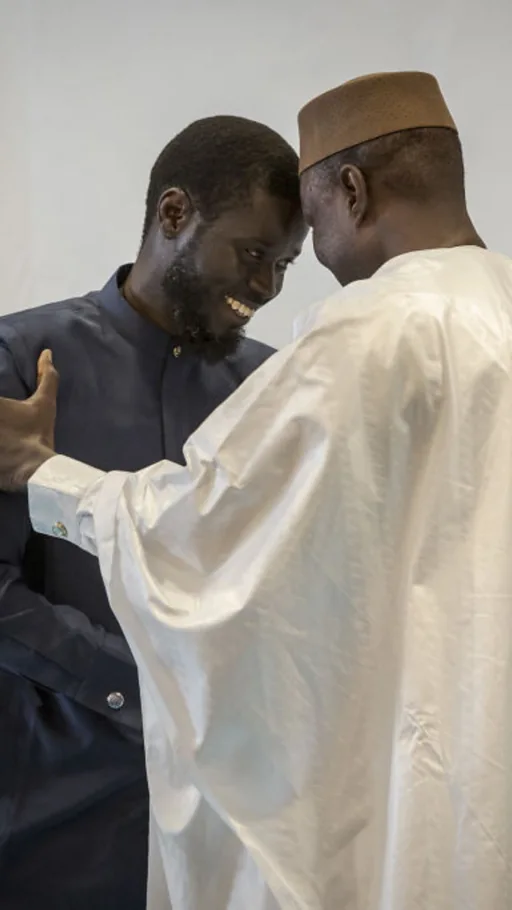 Ousmane Sonko et Bassirou Diomaye Faye, entourés de drapeaux sénégalais