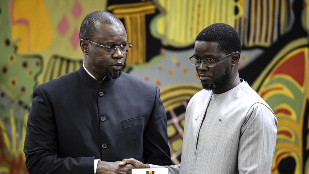 Ousmane Sonko, à gauche, et Bassirou Diomaye Faye, à droite, au palais présidentiel de Dakar en octobre 2025