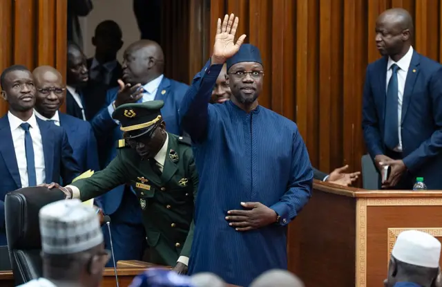 Ousmane Sonko saluant des députés à l'Assemblée nationale sénégalaise