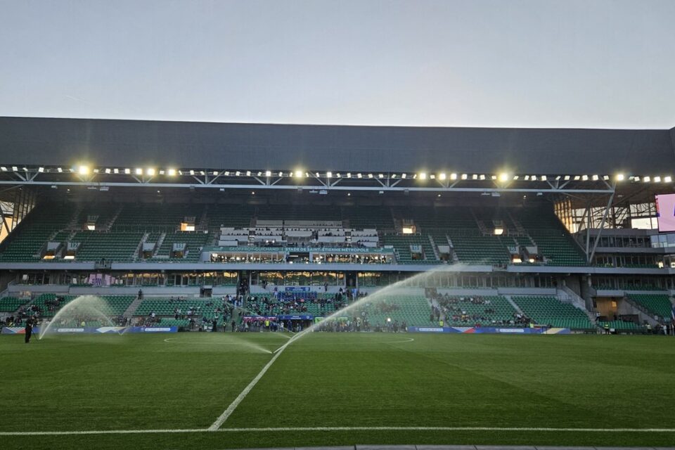 Le stade Geoffroy-Guichard à Saint-Étienne, prêt à accueillir le choc de barrage