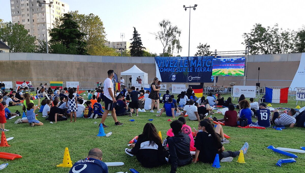 Fan zone lors d'un événement sportif à Saint-Denis avec écrans géants