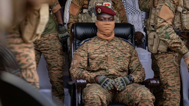 Le capitaine Ibrahim Traoré, chef de la junte au pouvoir au Burkina Faso, lors d'un discours à Ouagadougou