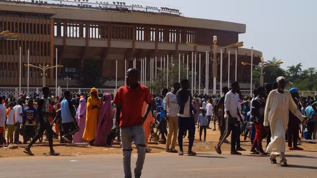 Groupe de citoyens nigériens lors d'une séance de recrutement pour les Domol Leydi à Niamey