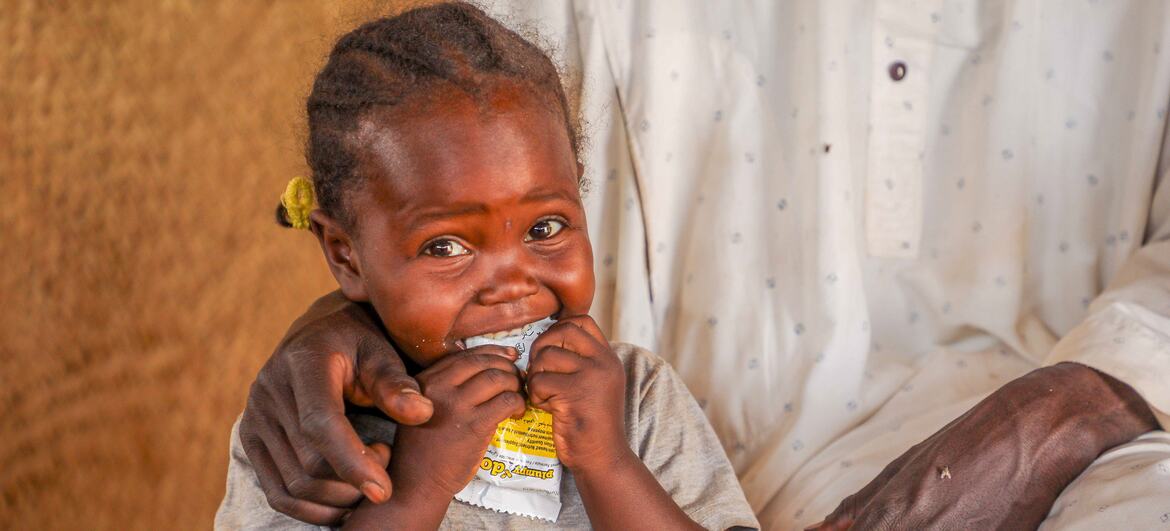 Un enfant réfugié soudanais consomme des compléments nutritionnels à Adré, au Tchad, en mars 2026