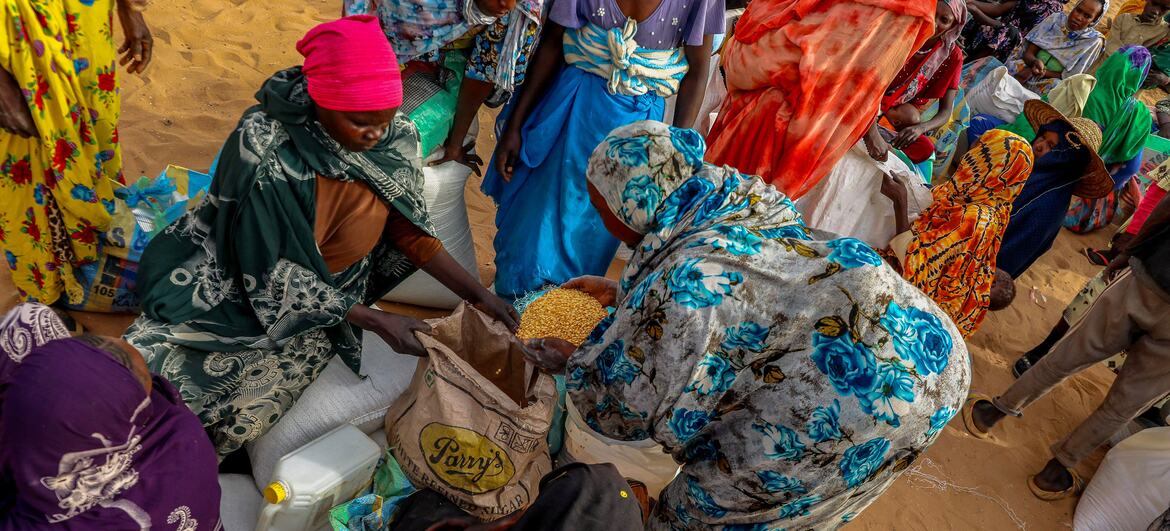 Distribution d'aide alimentaire du PAM à des réfugiés soudanais à Adre, au Tchad, en mars 2026
