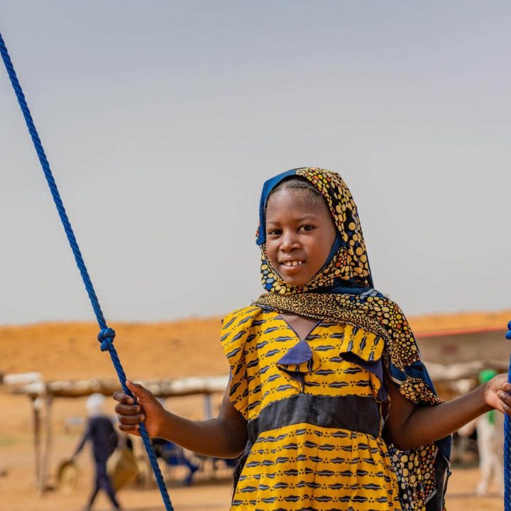 Une fillette déplacée joue dans un espace dédié aux enfants au camp de Bawa. ©UNICEF/UNI430551/N'Daou