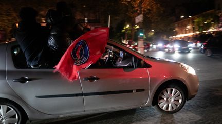 des supporters parisiens célèbrent la qualification du psg pour la finale de la ligue des champions