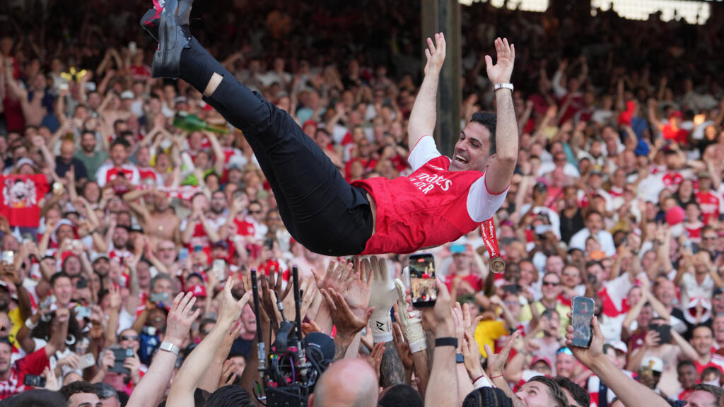 L'entraîneur d'Arsenal, Mikel Arteta, célébré par ses joueurs après avoir remporté le titre de champion de Premier League en mai 2026.
