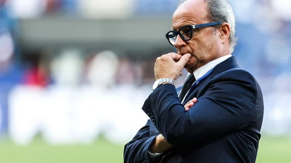 Aurelio De Laurentiis en conférence de presse, visage marqué par le regret