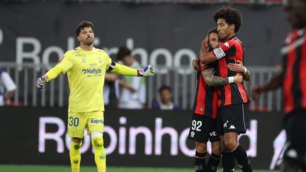 Les joueurs de Nice et Saint-Étienne en action lors du barrage retour Ligue 1/Ligue 2 à l'Allianz Riviera