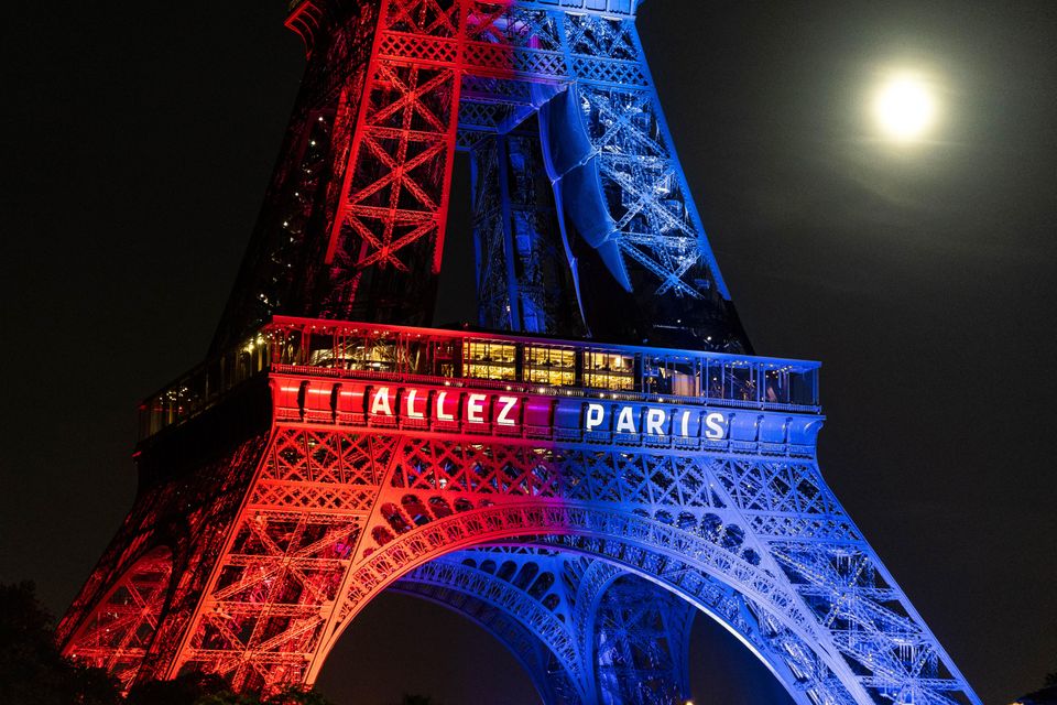 La Tour Eiffel illuminée aux couleurs du club parisien