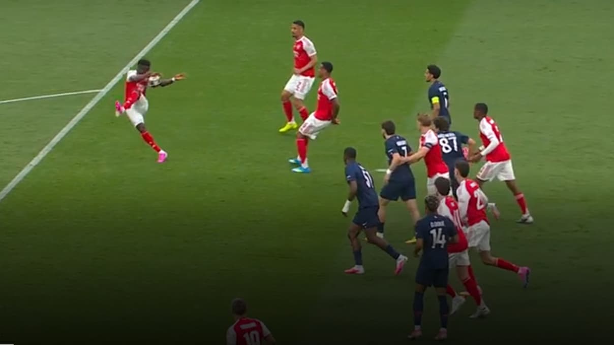 La main de Bukayo Saka lors de la finale de Ligue des champions entre le PSG et Arsenal.