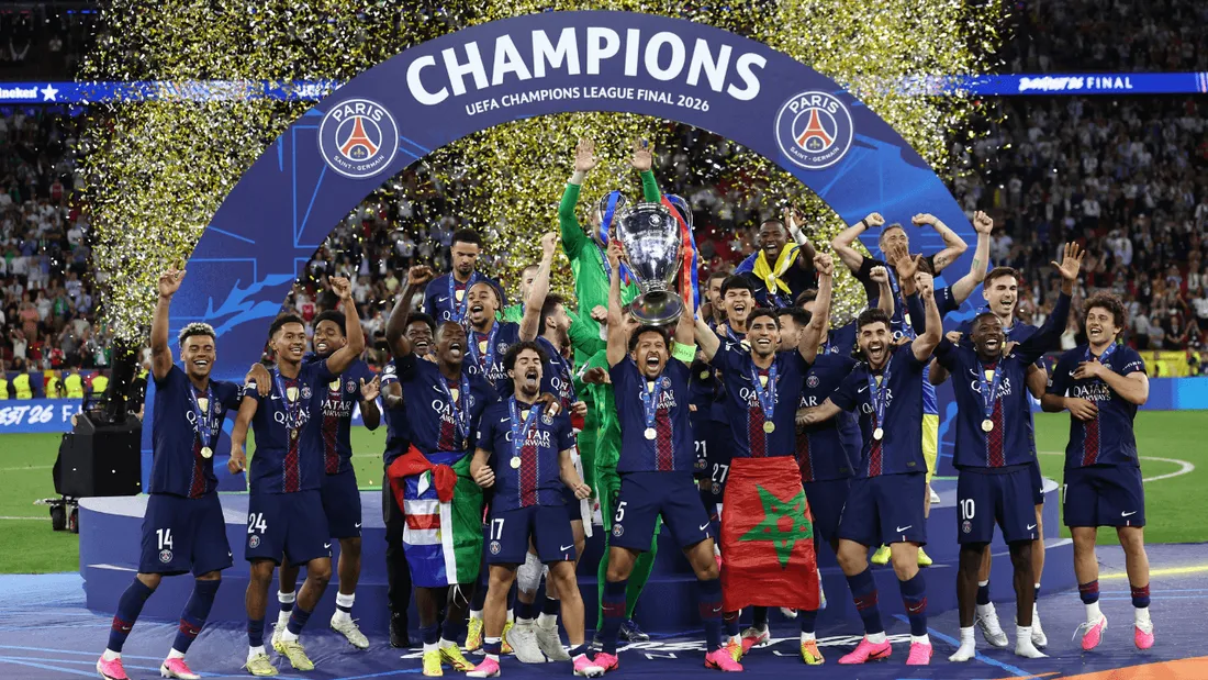Les joueurs du PSG soulèvent la Coupe aux grandes oreilles pour la deuxième fois consécutive.