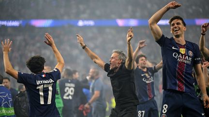 Luis Enrique, entraîneur du PSG, célèbre avec ses joueurs après la victoire contre Arsenal en finale de la Ligue des champions, le 30 mai 2026 à Budapest.
