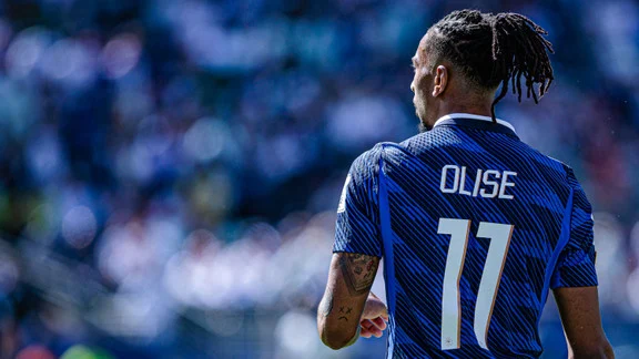 Michael Olise, ailier anglais, en action avec l'équipe de France