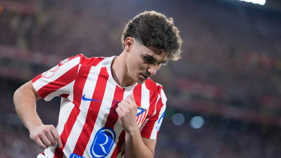 Julian Alvarez, attaquant argentin en discussion avec son club