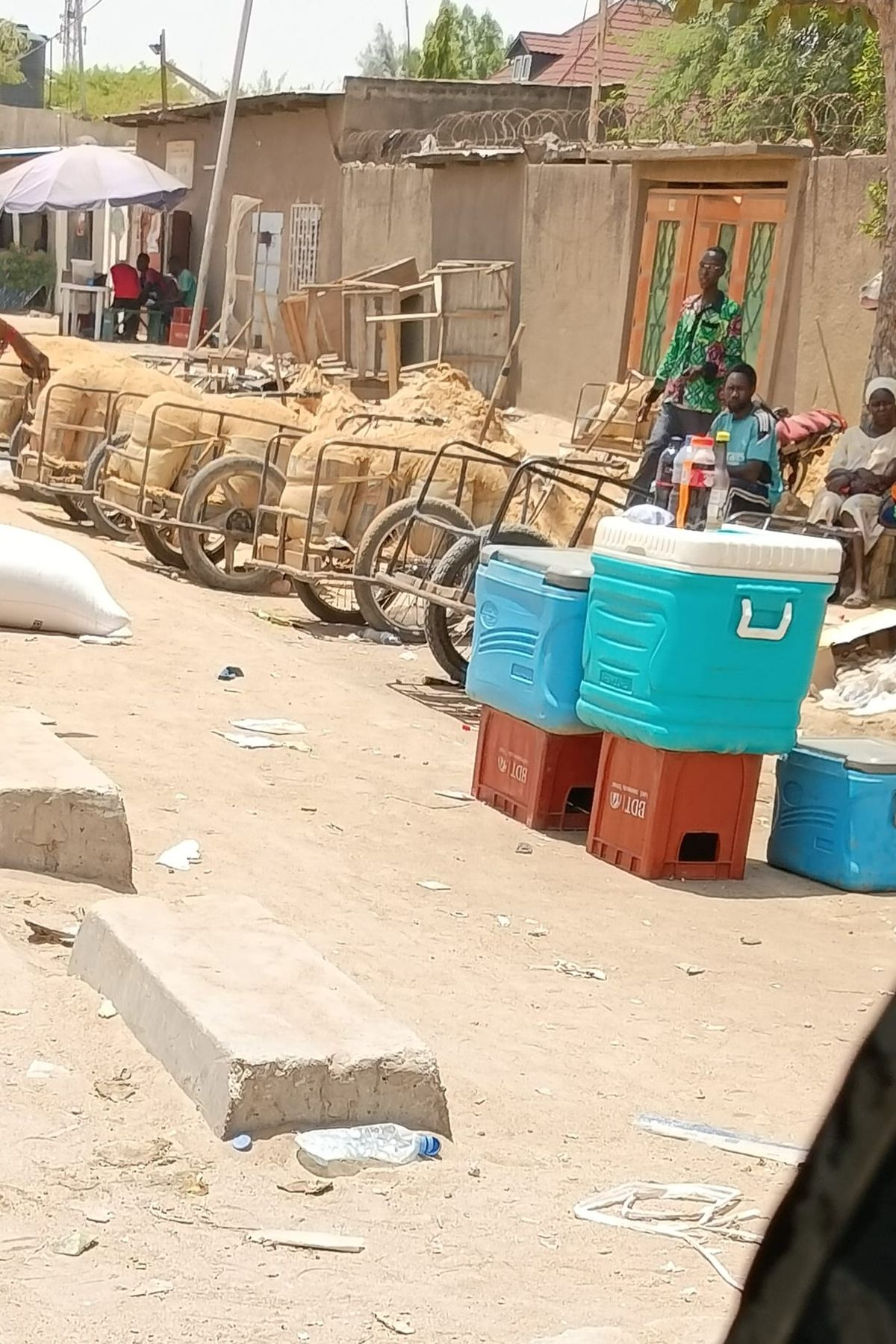 jeune porteur de sable à N'Djamena