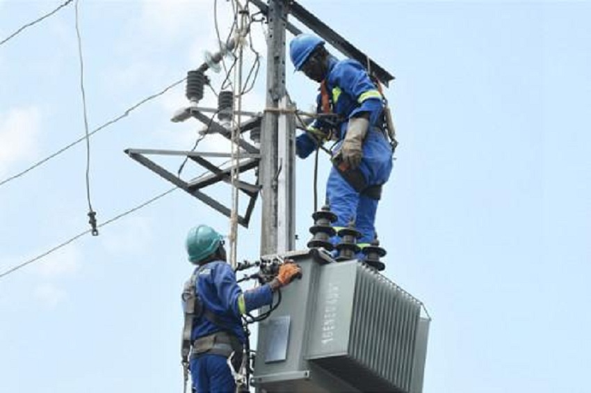 Lignes électriques sur fond de paysage urbain africain