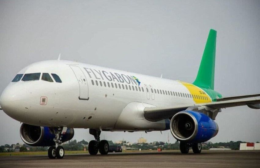 Avion de la compagnie FlyGabon sur le tarmac, symbole de son expansion vers l'Europe