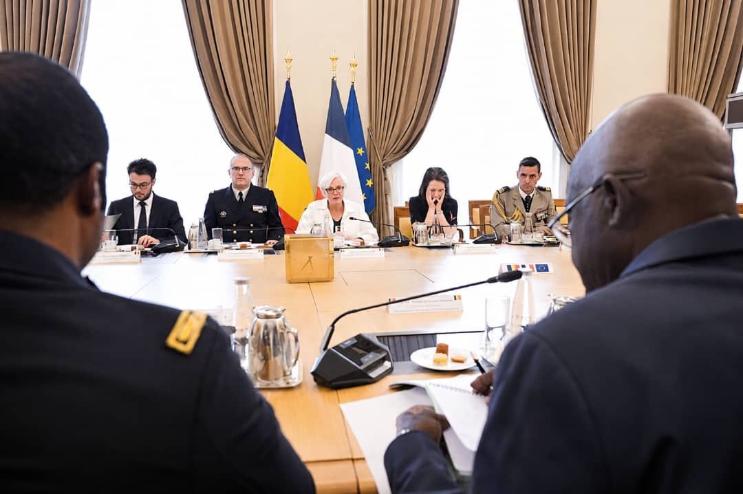 Rencontre entre les ministres de la Défense du Tchad et de la France lors d'Eurosatory