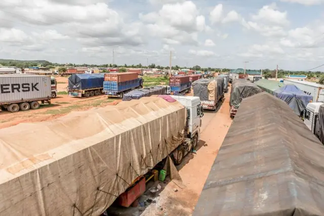 Longues files de camions bloqués à la frontière Bénin-Niger en 2023