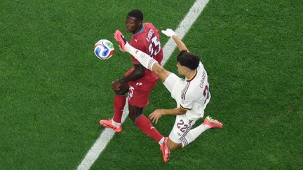 Le latéral portugais Nuno Mendes à la lutte avec un joueur espagnol, le 6 juillet 2026 en 8e de finale de la Coupe du monde, à Dallas, aux États-Unis. (KEVIN C. COX / GETTY IMAGES NORTH AMERICA)