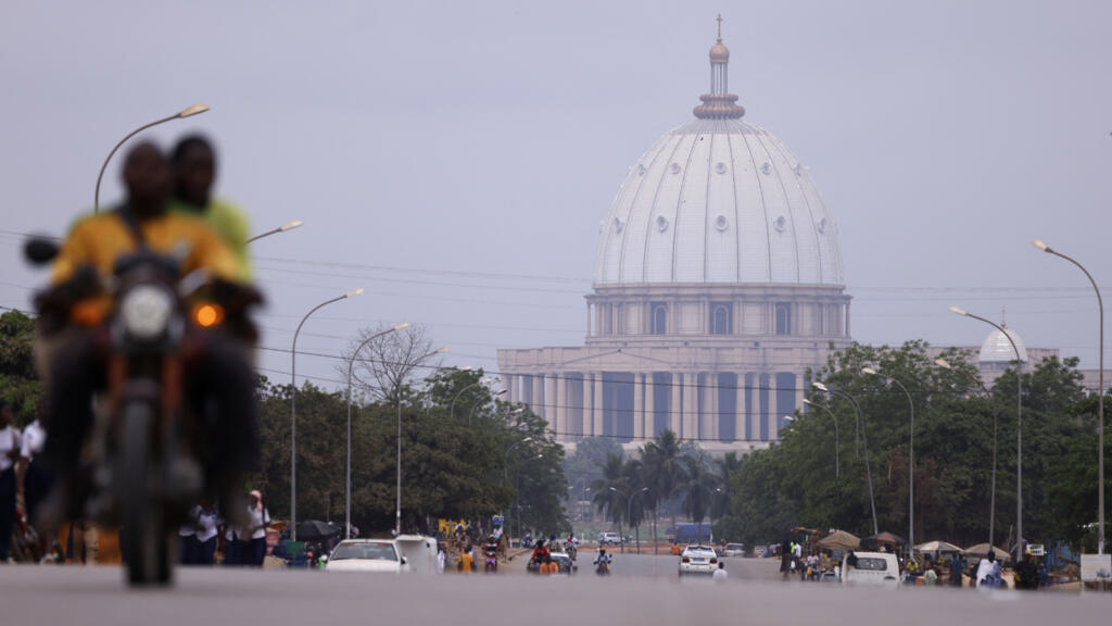 La basilique Notre-Dame de la Paix, emblème de Yamoussoukro, domine les nouveaux lotissements en expansion