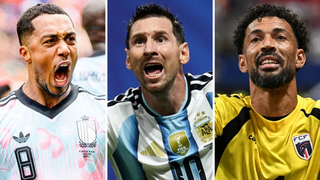 Le milieu belge Youri Tielemans, l'attaquant argentin Lionel Messi et le gardien capverdien Vozinha en action