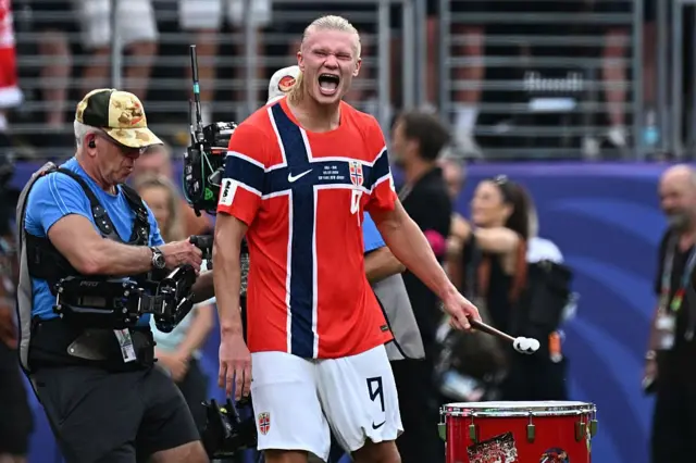 L'attaquant norvégien Erling Braut Haaland célèbre une victoire en huitièmes de finale