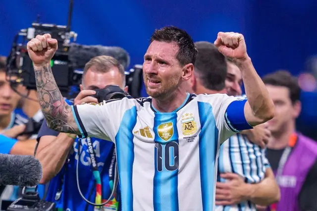 Lionel Messi, numéro 10 de l'Argentine, célèbre une victoire après le match aller des huitièmes de finale