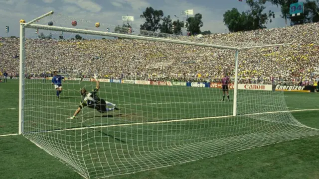Un joueur italien rate un penalty en finale de la Coupe du monde 1994